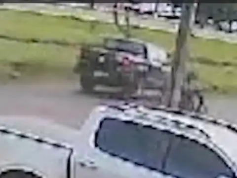 VÍDEO: Ciclista é lançado a metros de distância após ser atingido por caminhonete em Vilhena