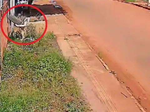 VÍDEO: Pneu solto de carro coloca em risco vidas em Vilhena: lixeira de concreto é destruída