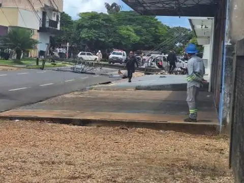 Acidente no centro de Vilhena: carro atinge poste e deixa dois feridos