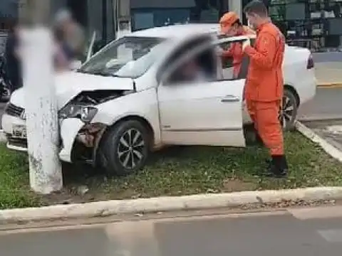 Carro colide com poste no centro de Vilhena e deixa duas feridas